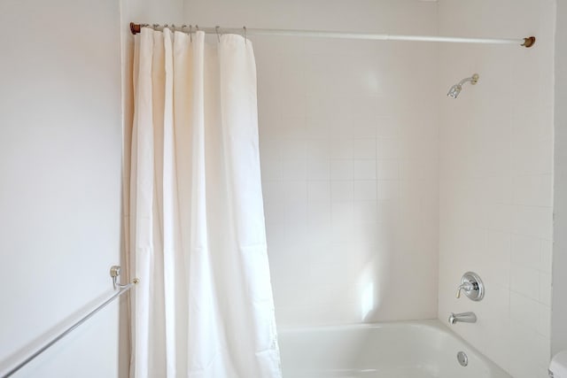 bathroom with shower / bath combo