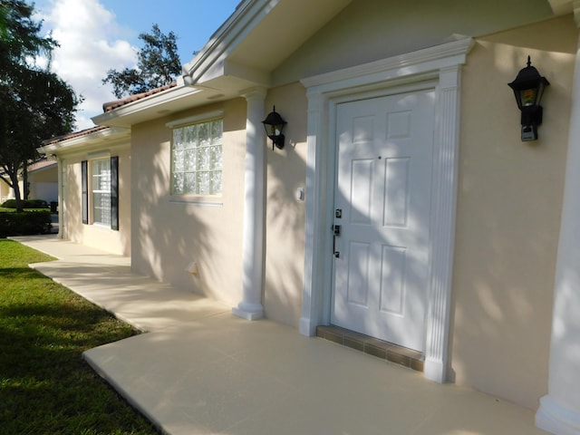 property entrance featuring stucco siding