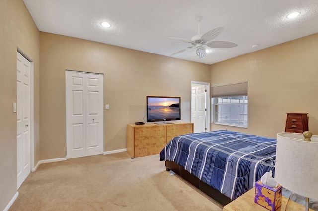 bedroom with a textured ceiling, ceiling fan, and carpet