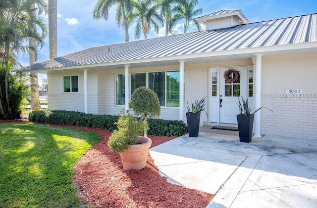 view of front facade with a front yard