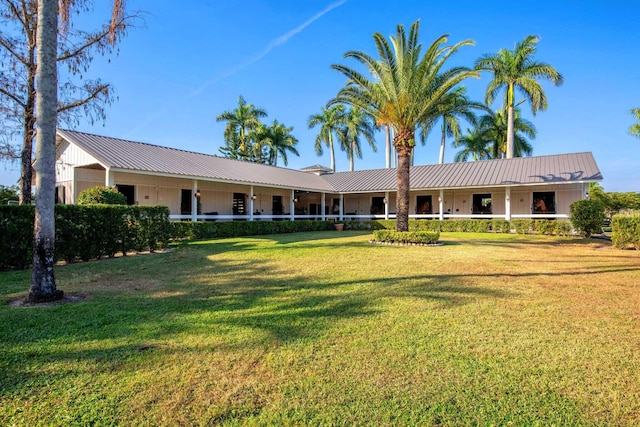 view of front facade featuring a front lawn