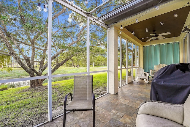 sunroom with ceiling fan