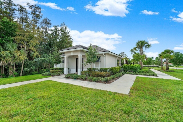 view of front facade with a front lawn