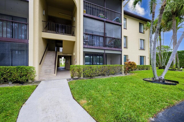 view of yard featuring a water view