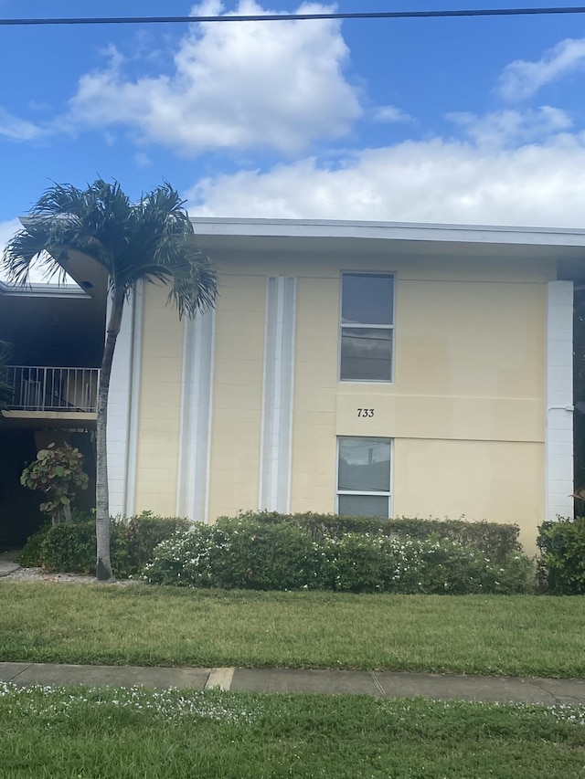 view of front of house featuring a front yard