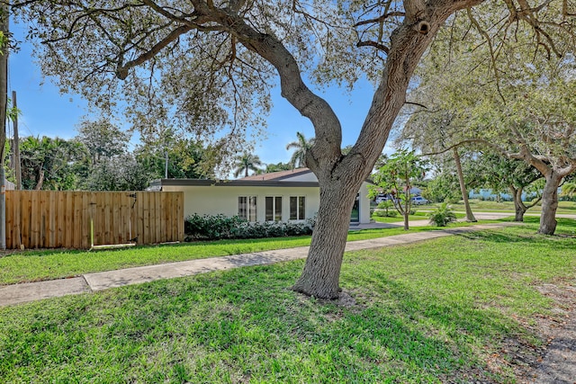 single story home with a front lawn