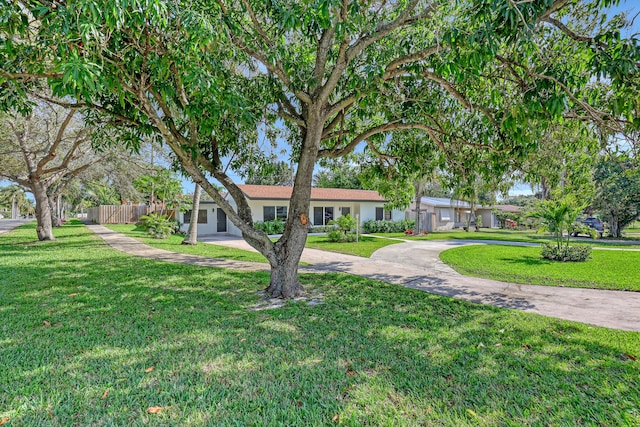 single story home featuring a front lawn