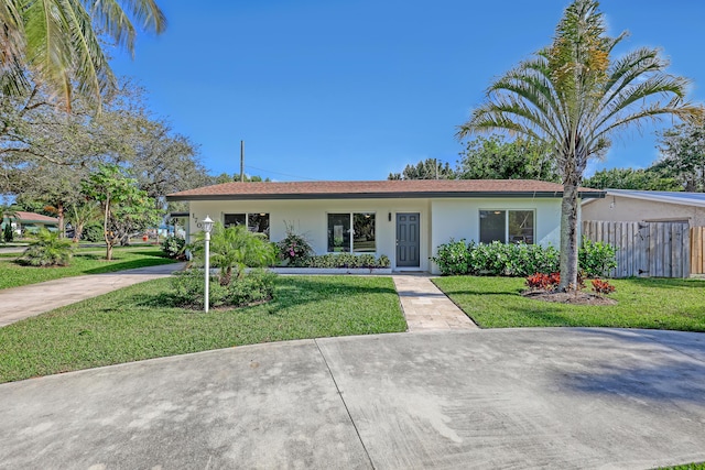 ranch-style home featuring a front lawn