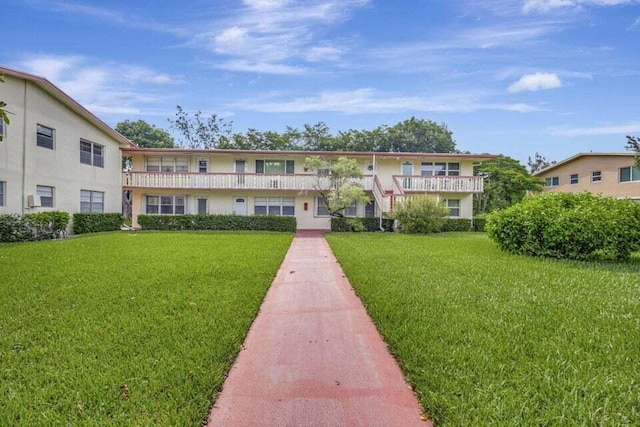 view of front of property featuring a front yard