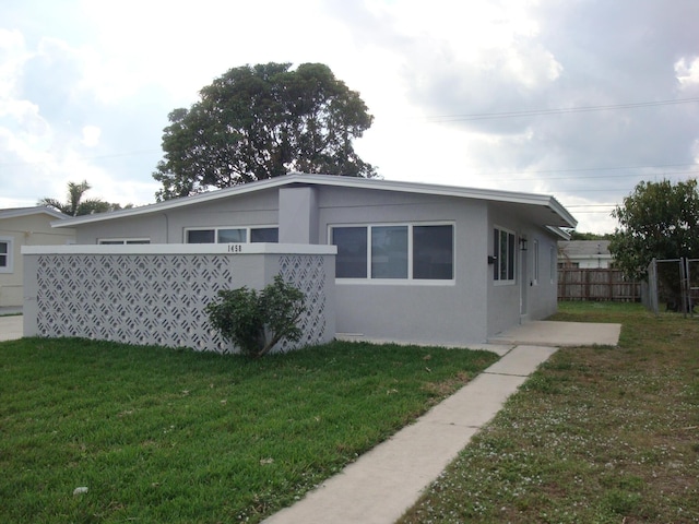 view of side of property featuring a lawn