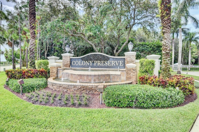 community / neighborhood sign featuring a lawn