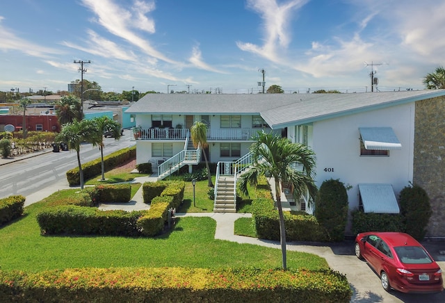 view of front of property featuring a front yard