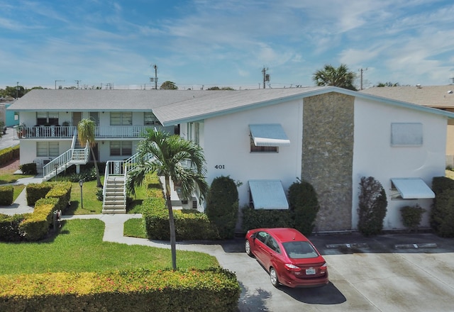 view of front of property featuring a front yard