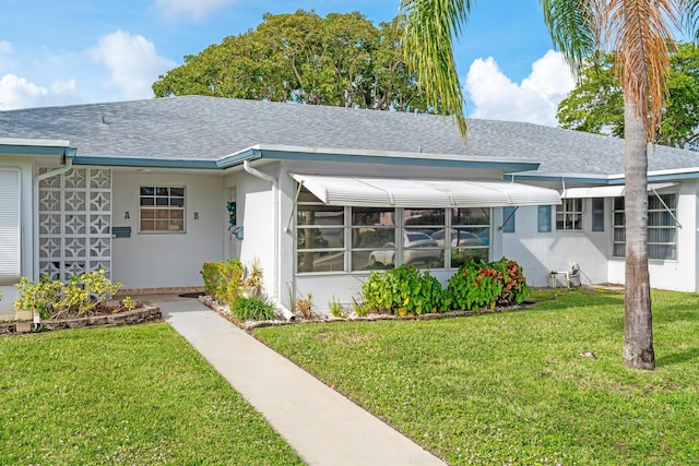 view of front of home featuring a front yard