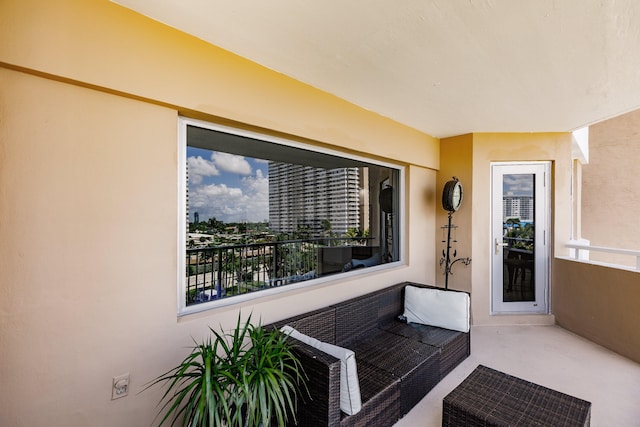 property entrance featuring a balcony