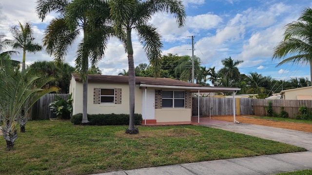 view of front of home featuring a carport and a front yard