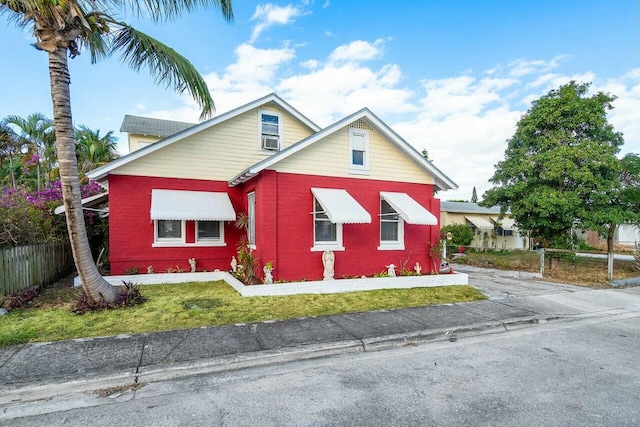 view of front of home featuring a front yard