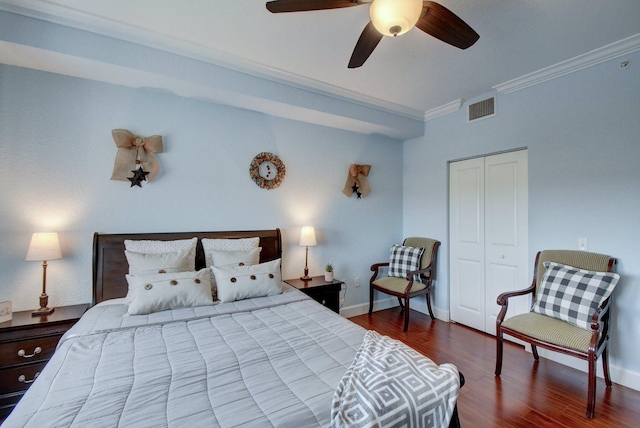 bedroom featuring ceiling fan, a closet, hardwood / wood-style flooring, and ornamental molding