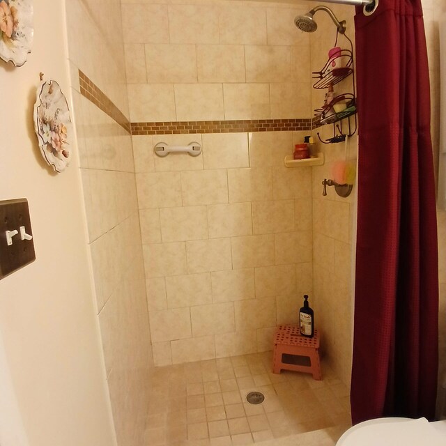 bathroom featuring a shower with curtain and toilet