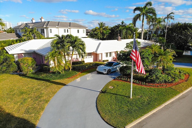 view of front of house featuring a front lawn