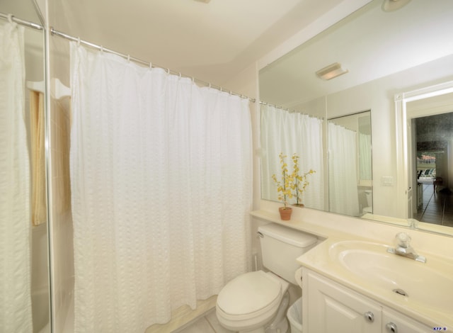 bathroom with a shower with curtain, vanity, and toilet