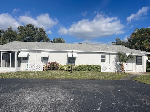 view of front of home with a front lawn