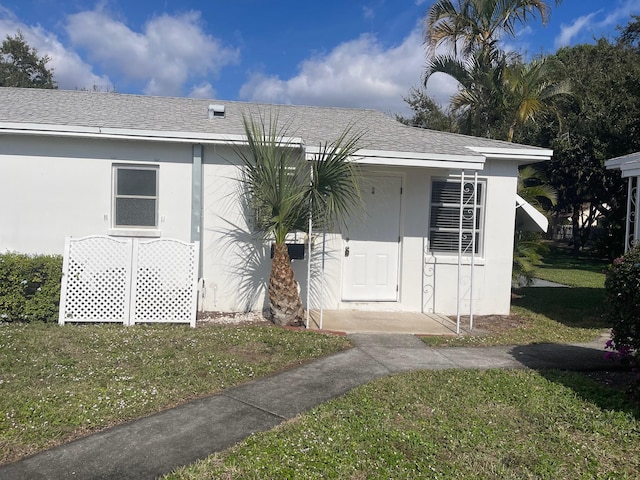 view of front facade with a front lawn