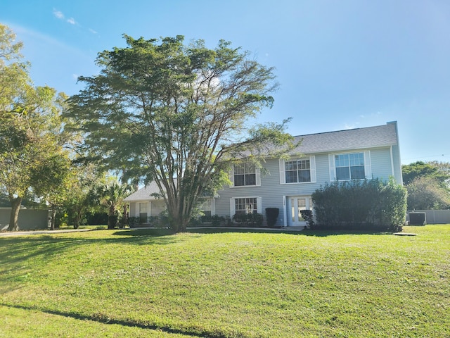 view of front of house featuring a front lawn