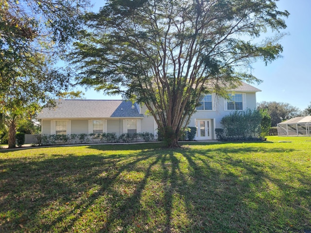 view of front of property featuring a front lawn