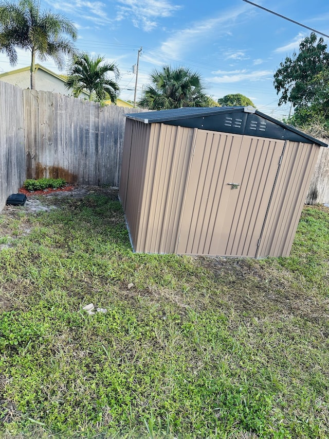 view of yard with a shed