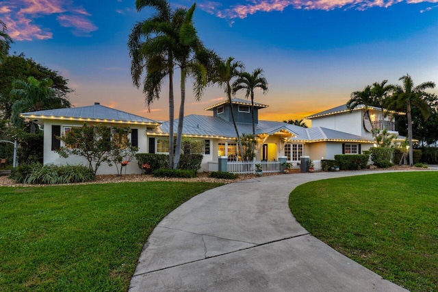 view of front of house featuring a lawn