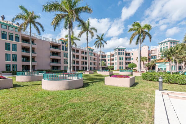 view of property's community featuring a lawn