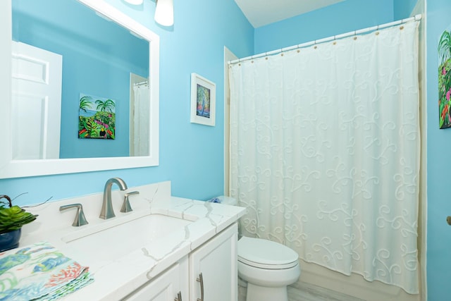 full bathroom with shower / bath combo with shower curtain, vanity, and toilet