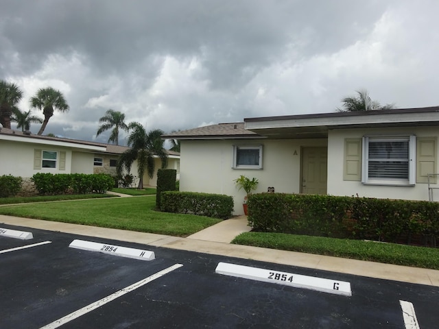 view of front of house featuring a front lawn