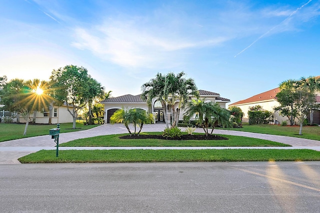 view of front of property featuring a front lawn