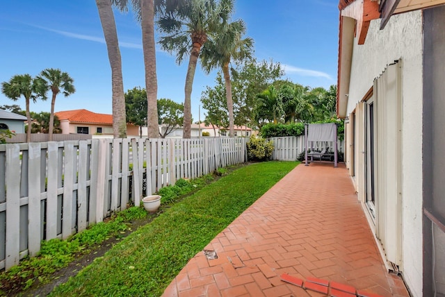 view of yard featuring a patio