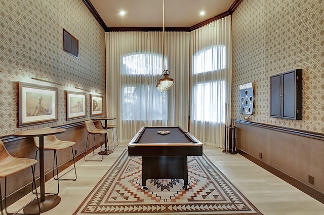 playroom featuring plenty of natural light, crown molding, pool table, and light hardwood / wood-style flooring