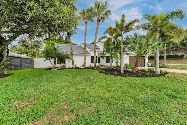 view of front of home featuring a front lawn