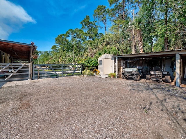 view of yard with an outbuilding