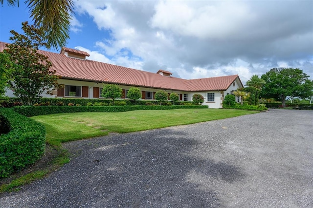 single story home with a front yard