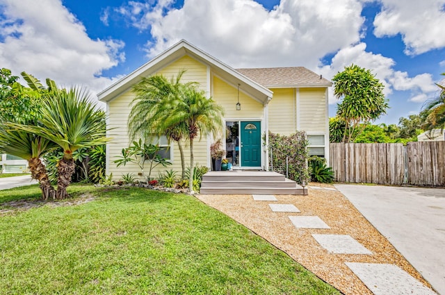 view of front of home featuring a front yard