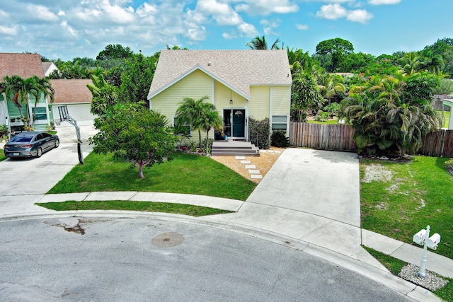 view of front of property featuring a front lawn