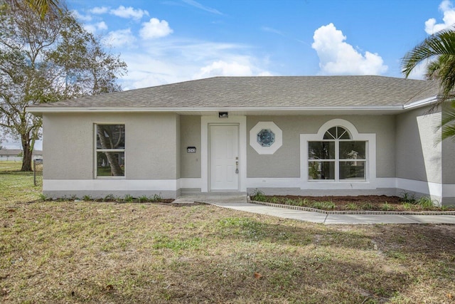 view of front facade featuring a front lawn