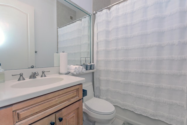 bathroom with a shower with shower curtain, vanity, and toilet