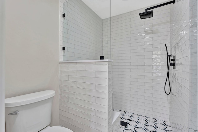 bathroom with toilet and tiled shower