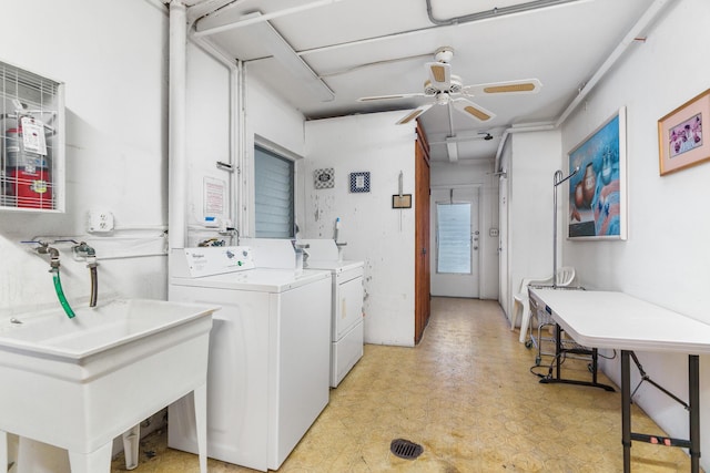 laundry area featuring sink, ceiling fan, and washing machine and clothes dryer