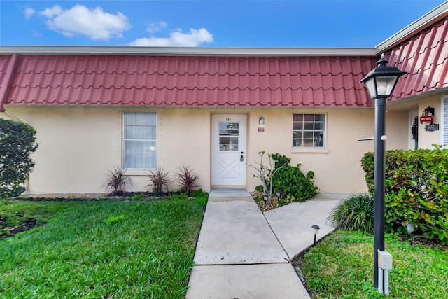 view of front of house with a front yard