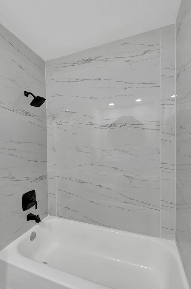 bathroom featuring tiled shower / bath combo