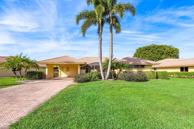 view of front of property featuring a carport and a front lawn