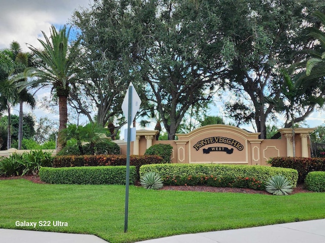 community sign featuring a yard